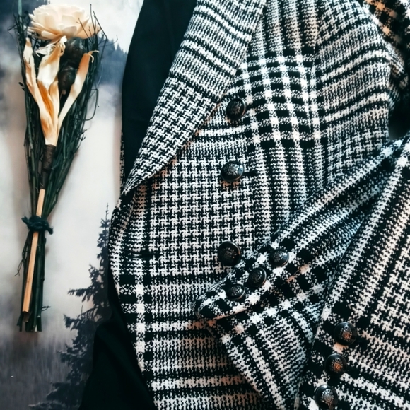 White House Black Market Jackets & Blazers - Designer plaid blazer size:4 whitehouseblackmarket trophy button details